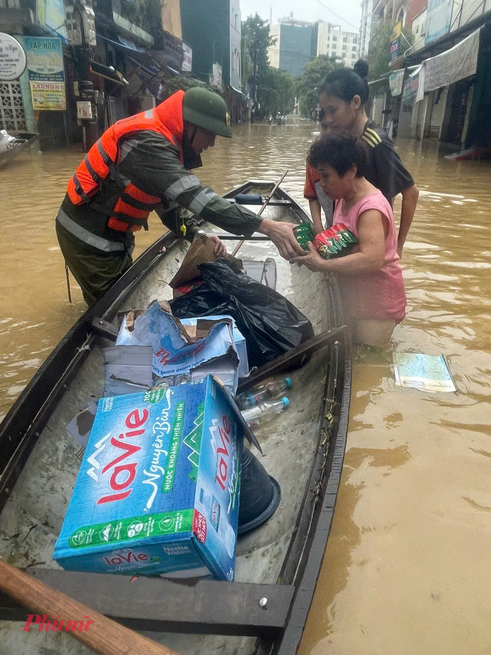 Bà con vùng lũ xúc động khi nhận cơm, hàng cứu trợ trong ngày bão lũ