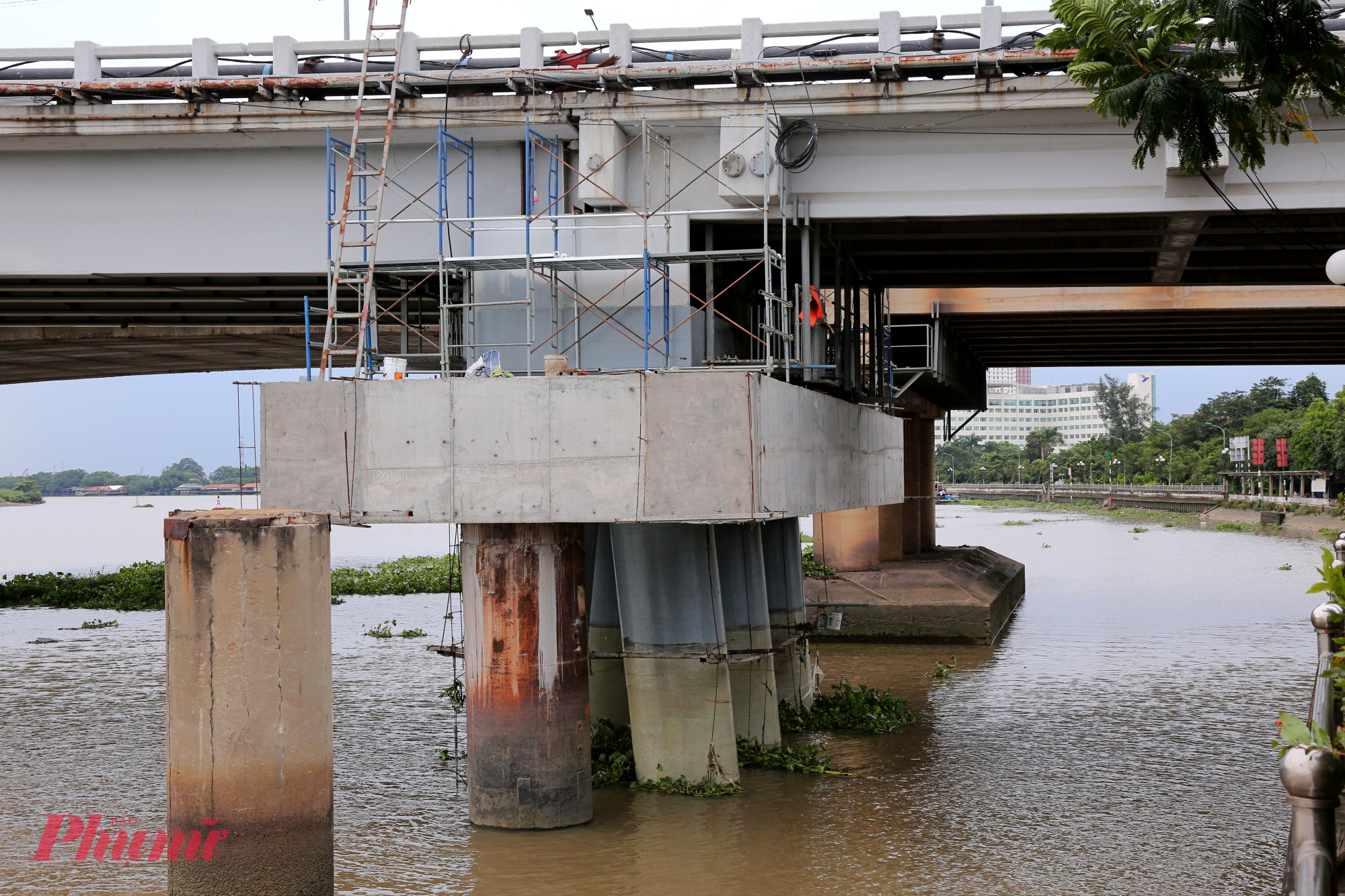 Được đưa vào khai thác năm 2003, cầu Bình Phước 1 có chiều dài gần 480m, rộng hơn 11m, song tĩnh không thông thuyền chưa đến 6m, không đáp ứng tiêu chuẩn tối thiểu 7m theo quy hoạch giao thông đường thủy. 