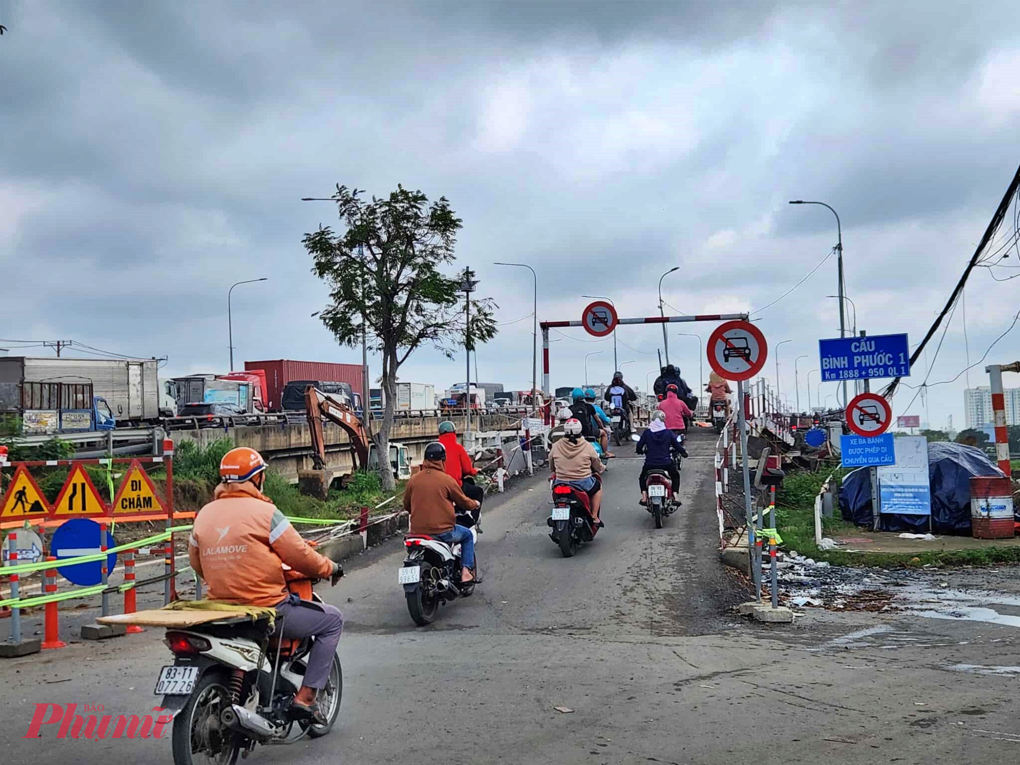 Trong quá trình nâng, xe máy vẫn lưu thông bình thường qua cầu Bình Phước 1 nhờ lắp đặt thêm cầu sắt tạm, 