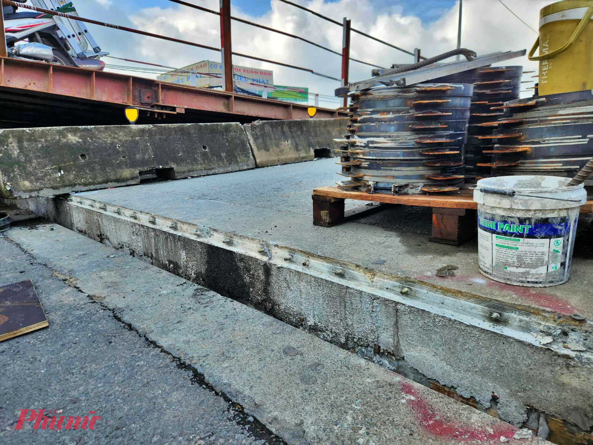 Phần nhịp cầu hai bên đã được nâng lên tạo khoảng cách rõ rệt với đường dẫn.