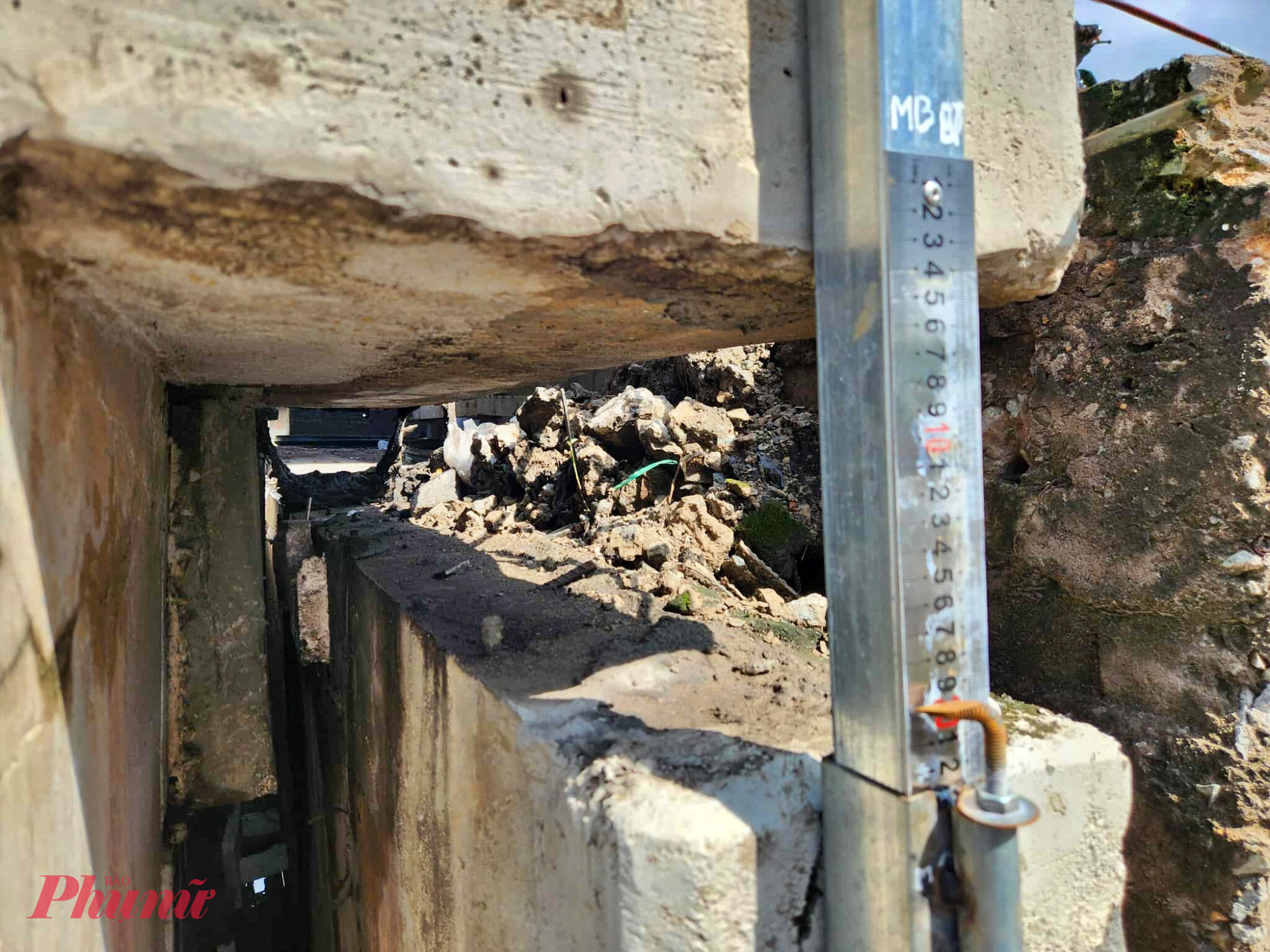 Sau khoảng nửa tháng, “thần đèn” đã nâng cầu Bình Phước 1 lên khoảng 20cm bằng công nghệ hiện đại.