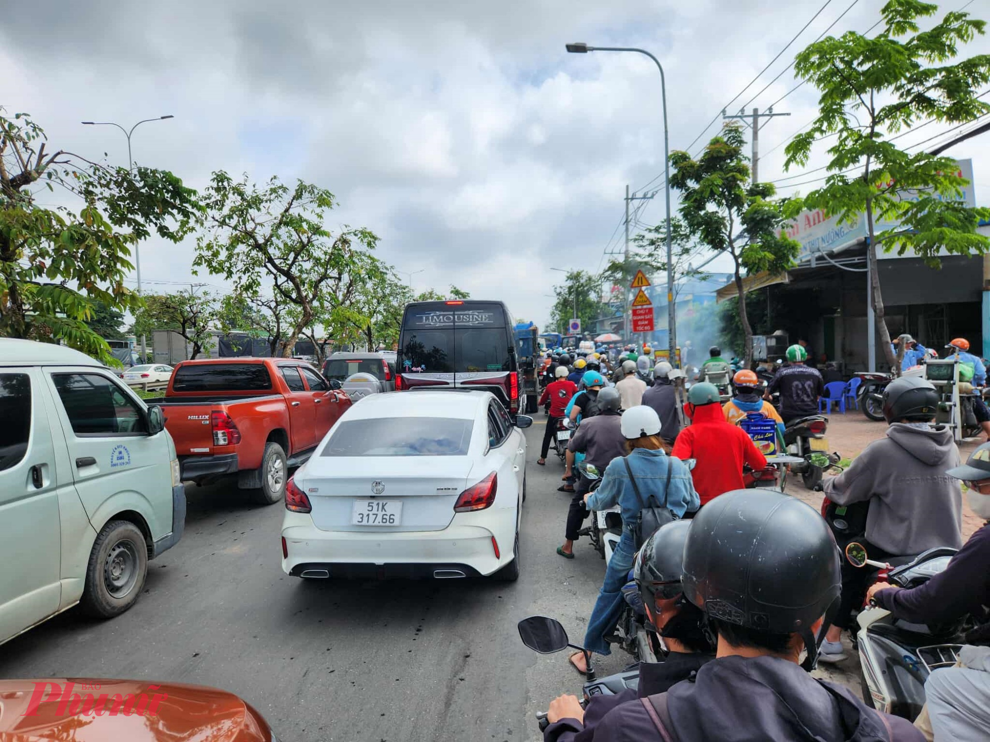 Tuy nhiên phía đầu cầu thuộc phường Hiệp Bình thường xuyên bị ùn ứ do xảy ra xung đột với ngã tư Bình Phước. 