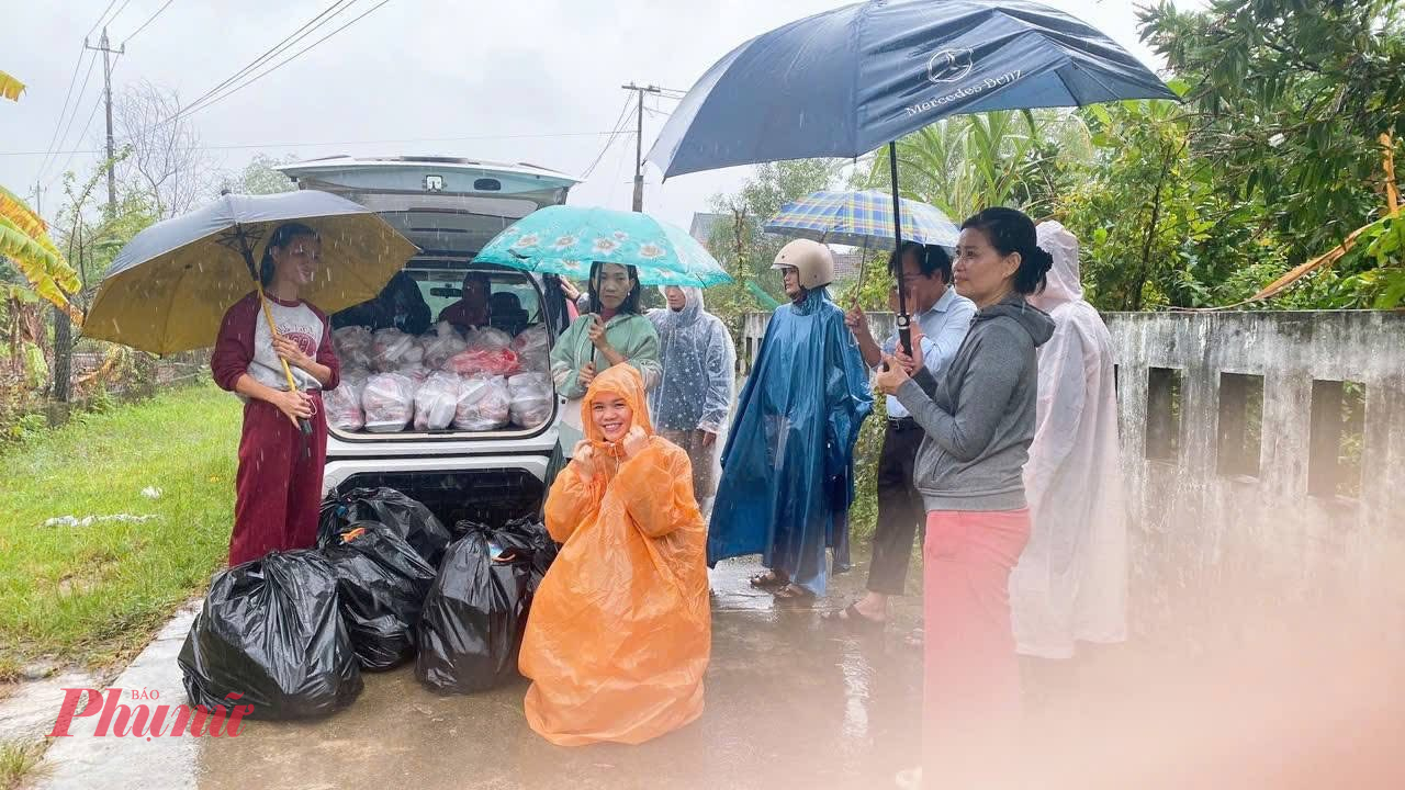Bà con vùng lũ xúc động khi nhận cơm, hàng cứu trợ trong ngày bão lũ