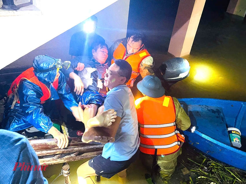 Ông Trần Ngọc Dương, Bí Thư Đảng ủy phường Hóa Châu cùng cán bộ nhanh chóng đưa người gặp nạn vào trụ sở Đảng ủy xã cấp cứu