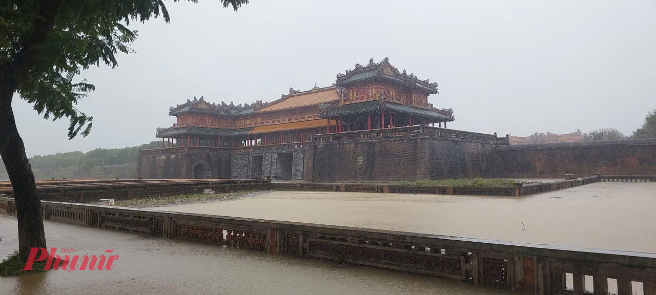 Nước lũ bủa vây kinh thành Huế
