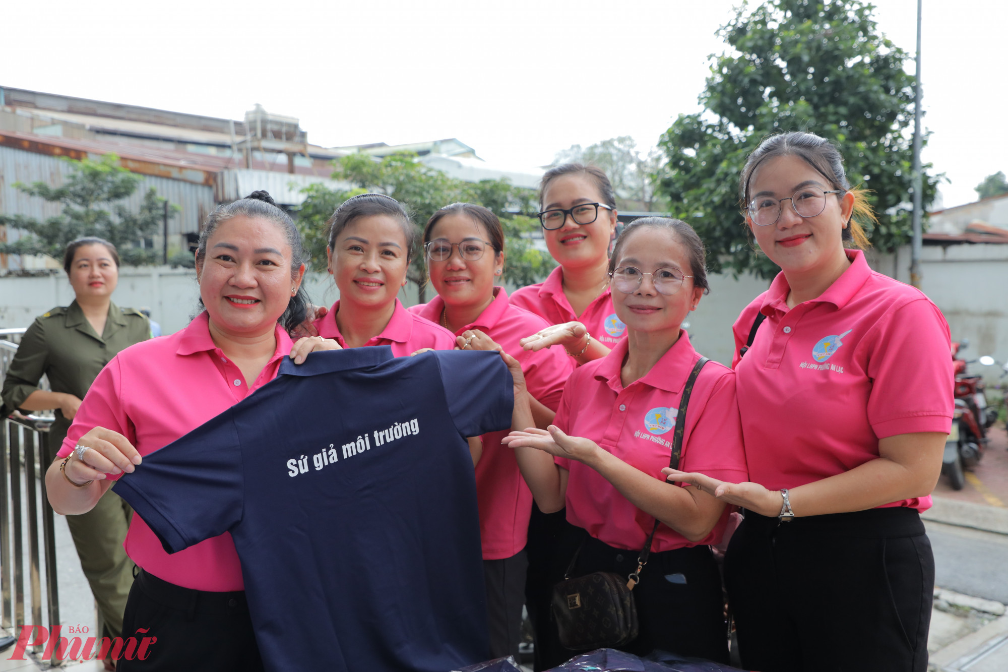 Ban tổ chức chuẩn bị áo thun in thông điệp “Sứ giả môi trường” tặng 100 chị em dự chương trình - Ảnh: Hội LHPN phường An Lạc