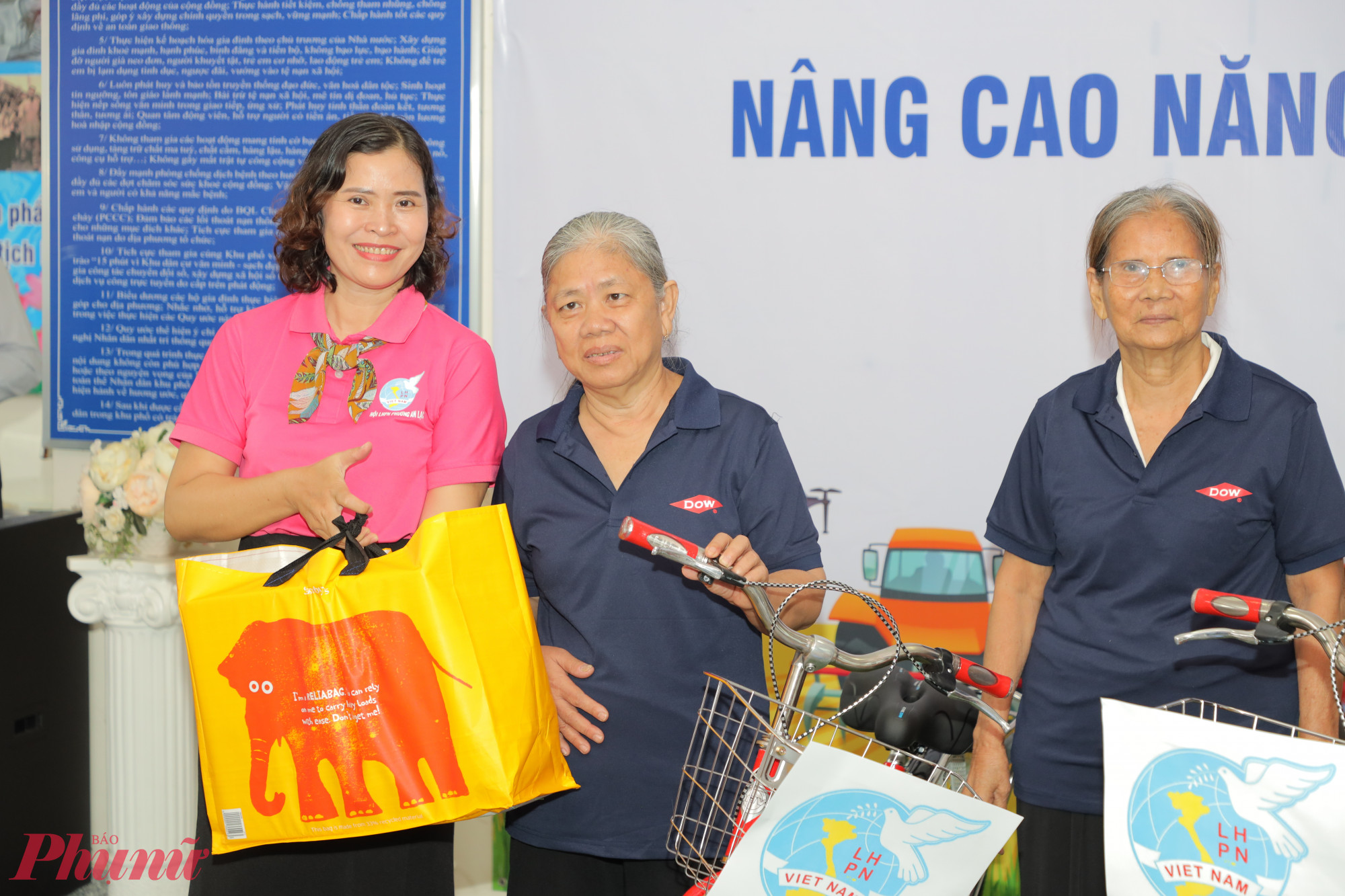 Bà Nguyễn Thị Cẩm – Phó chủ tịch Ủy ban MTTQ, Chủ tịch Hội LHPN phường An Lạc (bìa trái) – trao túi quà đến các dì, các chị - Ảnh: Hội LHPN phường An Lạc