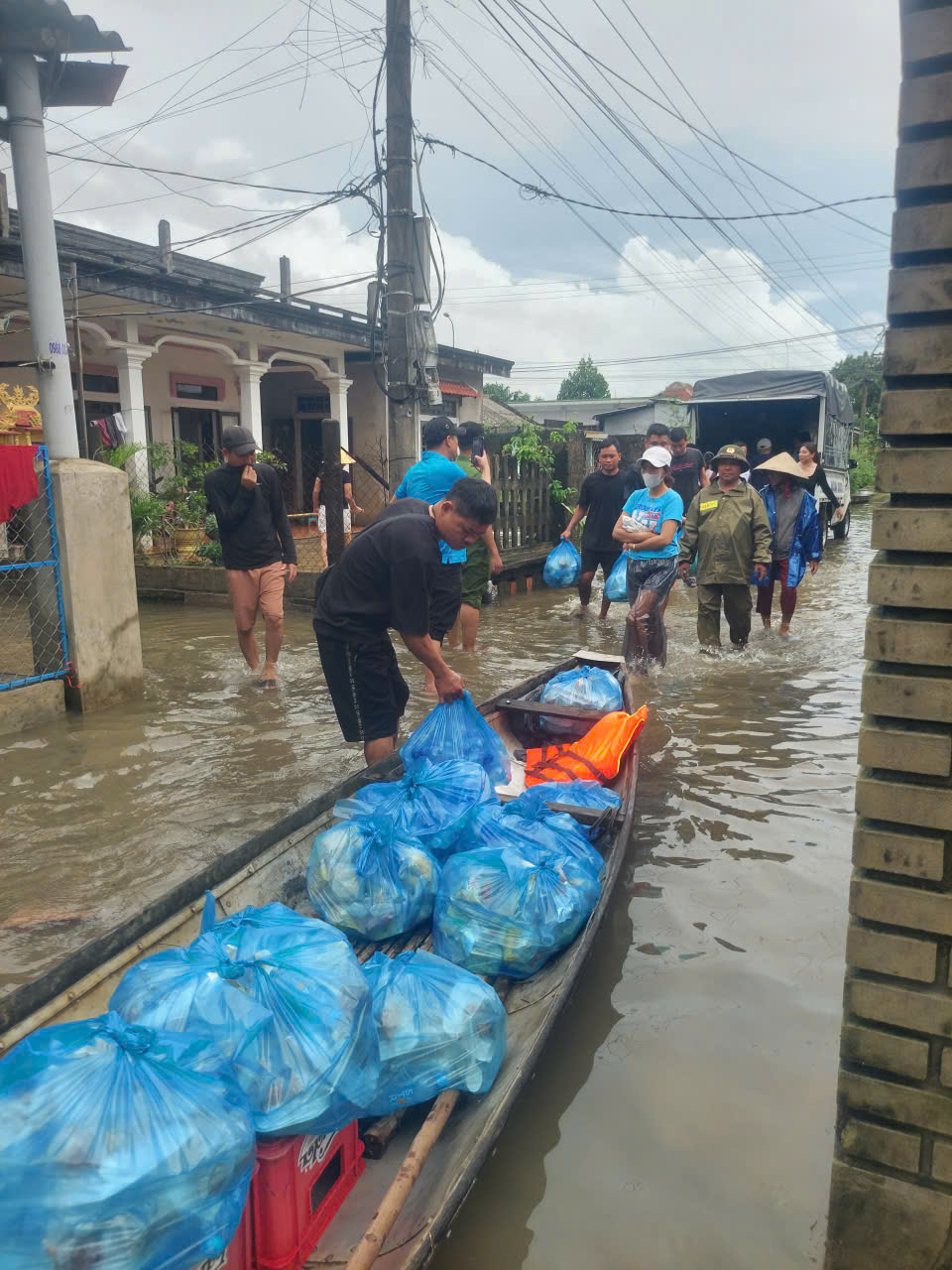 Trong hôm nay 30/10 nhiều phần cơm nấu chín đã đến với bà con ngập lũ tại phường Hóa Châu TP Huế