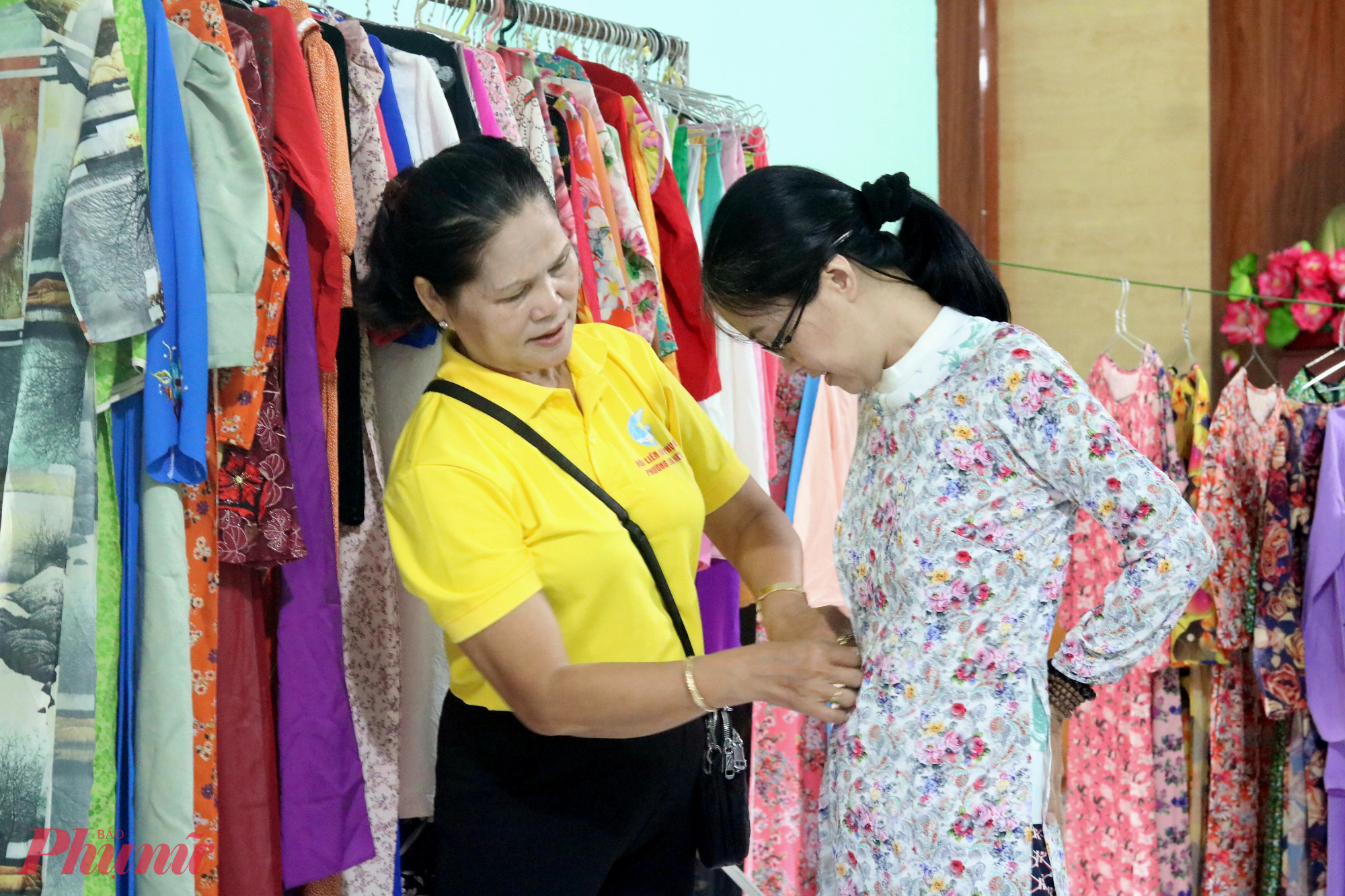 Gian hàng “Áo dài yêu thương” - Ảnh: Mẫn Nhi
