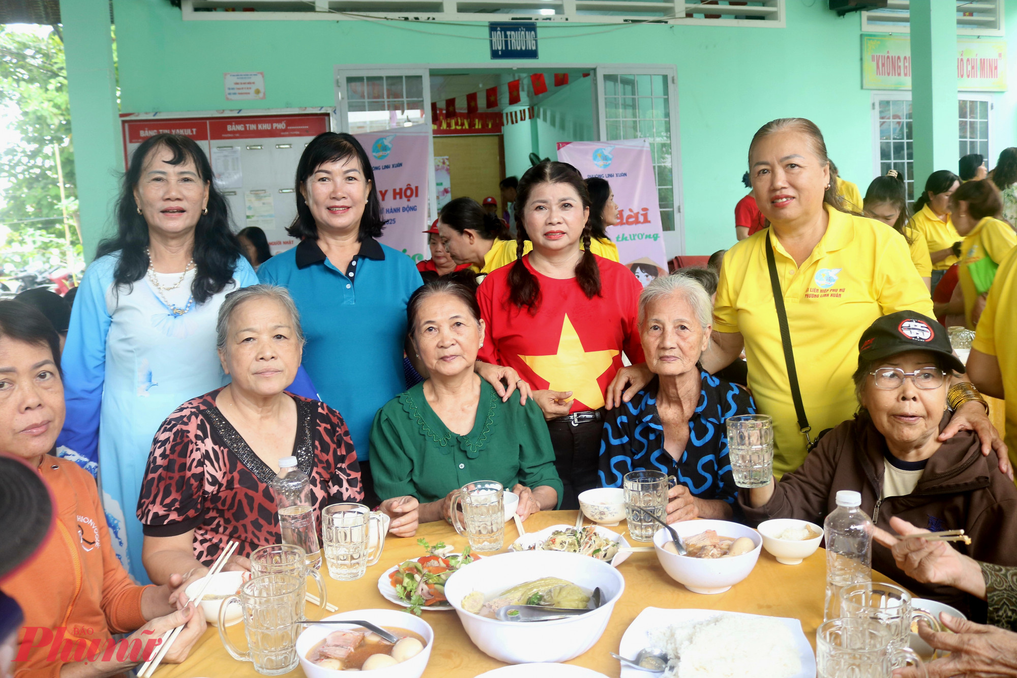 Bữa cơm ấm lòng các dì, các chị trong ngày mưa - Ảnh: Mẫn Nhi