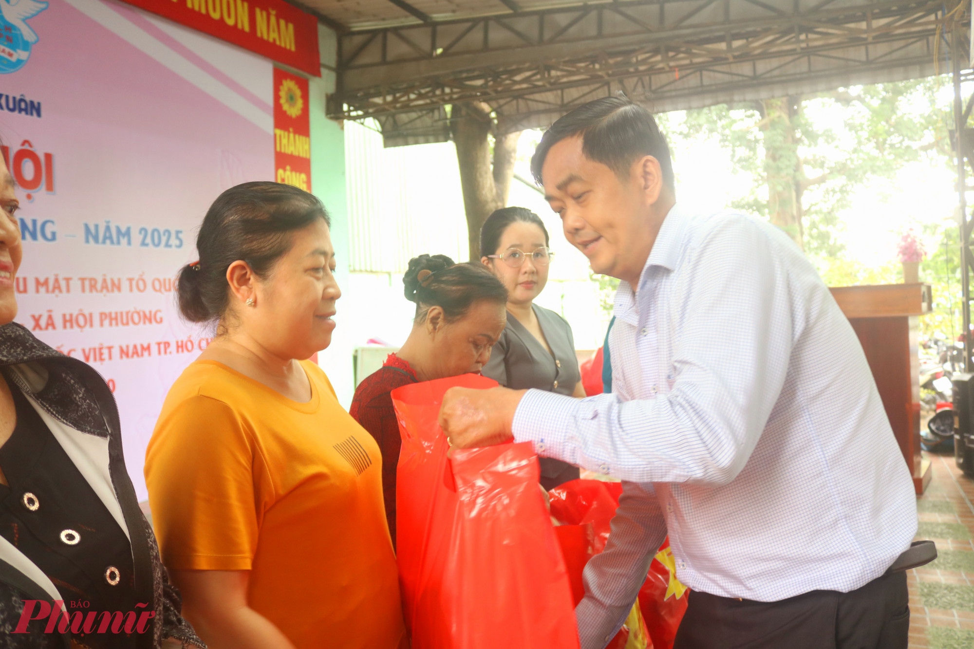 Ông Phạm Đức Sơn – Phó bí thư thường trực Đảng ủy phường Linh Xuân – trao quà của Hội LHPN phường đến hội viên có hoàn cảnh khó khăn - Ảnh: Mẫn Nhi