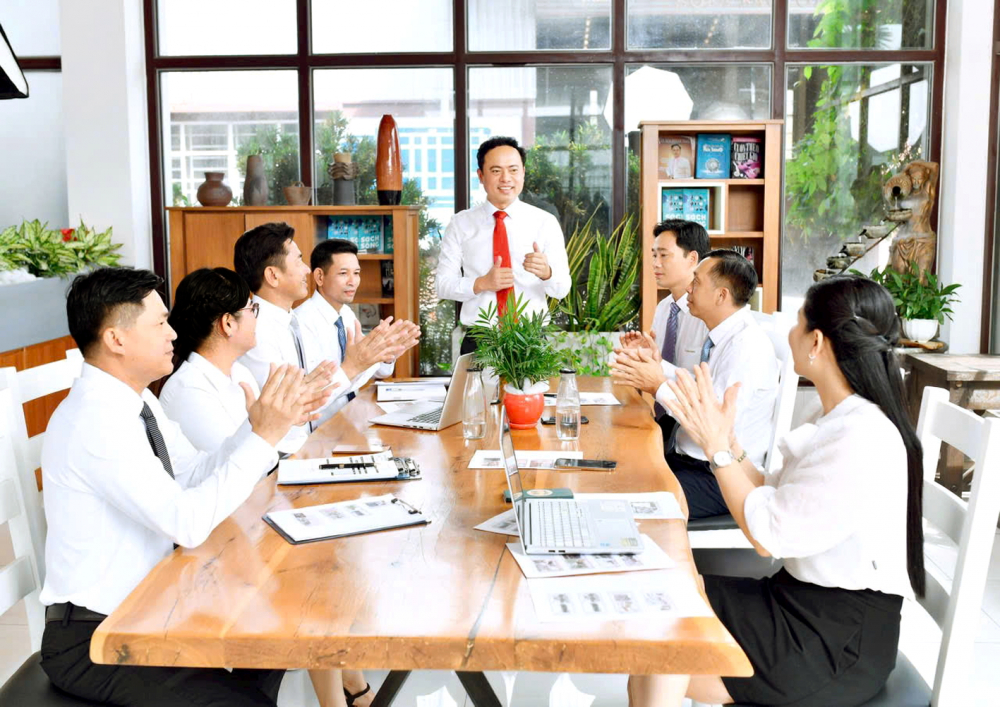 Bước ra thế giới bằng bản lĩnh, về nhà bằng sự dịu dàng Doanh nhân Huỳnh Thanh Vạn trong một buổi họp tại công ty - Ảnh do nhân vật cung cấp