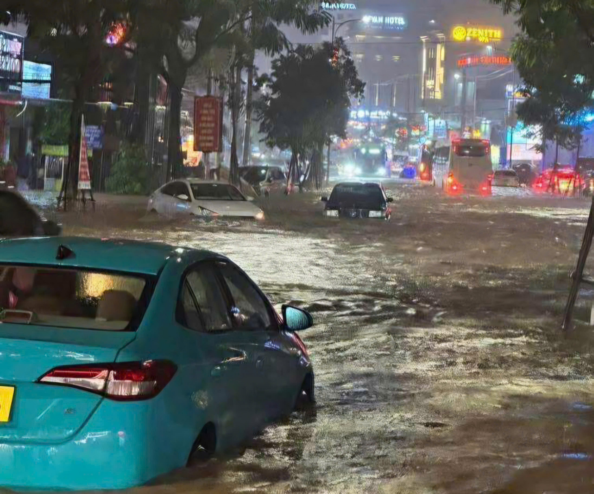 Mưa lớn khiến đường Trần Hưng Đạo, đặc khu Phú Quốc ngập thành sông - Ảnh Bạn đọc cung cấp