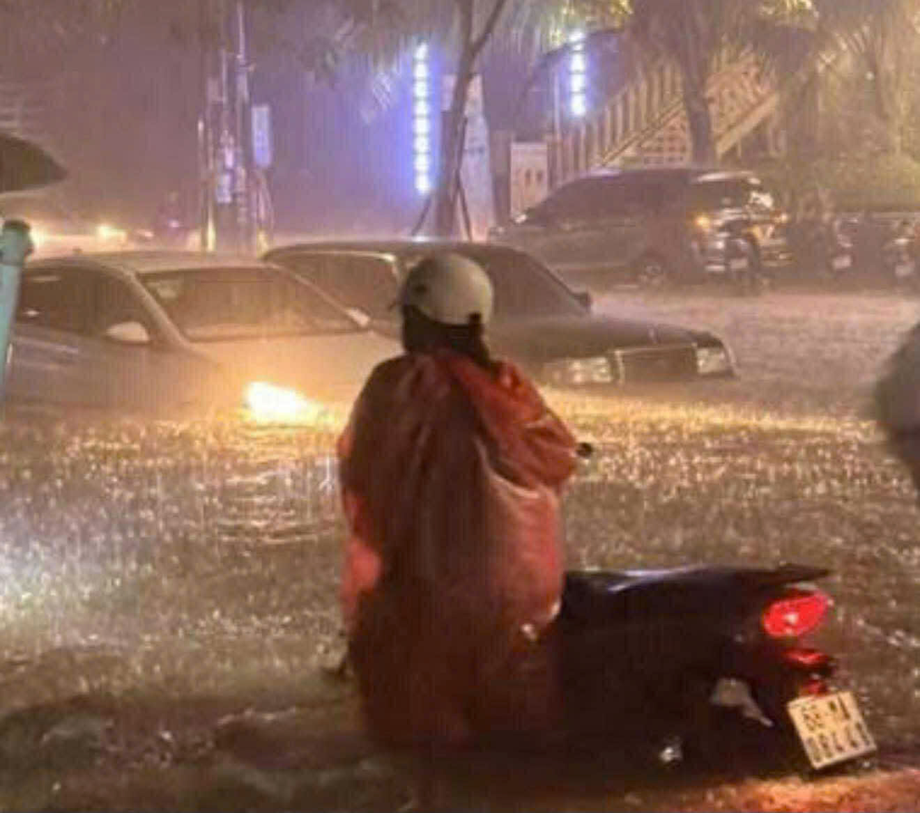 Mưa lớn khiến nhiều tuyến đường bị đập khiến người dân đi lại khó khăn - Ảnh Bạn đọc cung cấp