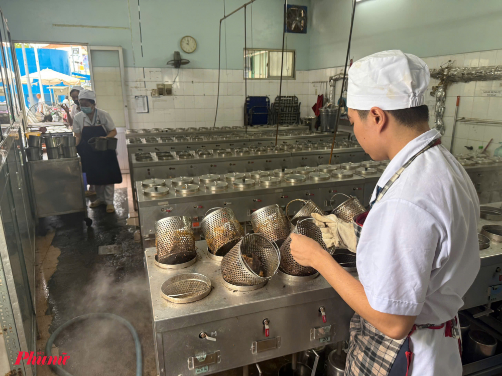 Khu vực điều chế thuốc tại bênh viện Y học Cổ truyền TPHCM.