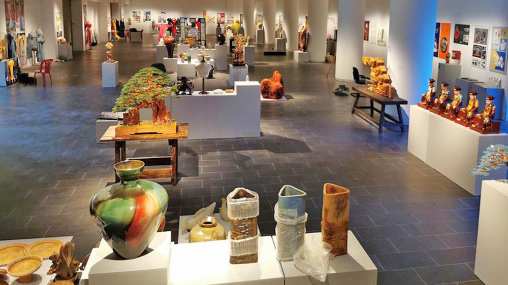 Không gian triển lãm mỹ thuật ứng dụng tại Bảo tàng Dân tộc học Việt Nam năm 2022 - Nguồn ảnh: Internet