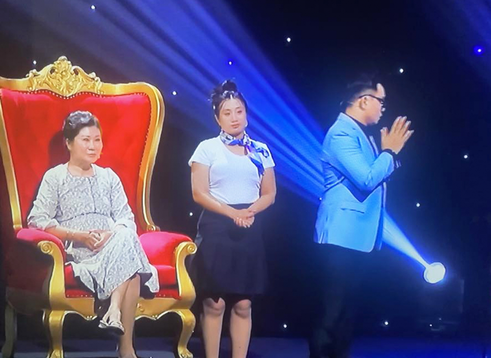 Bà mẹ “nhà gái” đòi chàng trai cởi đồ trong Tứ chiến sui gia (ảnh dưới) bị người xem phát hiện giống bà mẹ trong chương trình Thông gia song đấu (ảnh trên) phát sóng đã lâu (ảnh: Chụp màn hình)