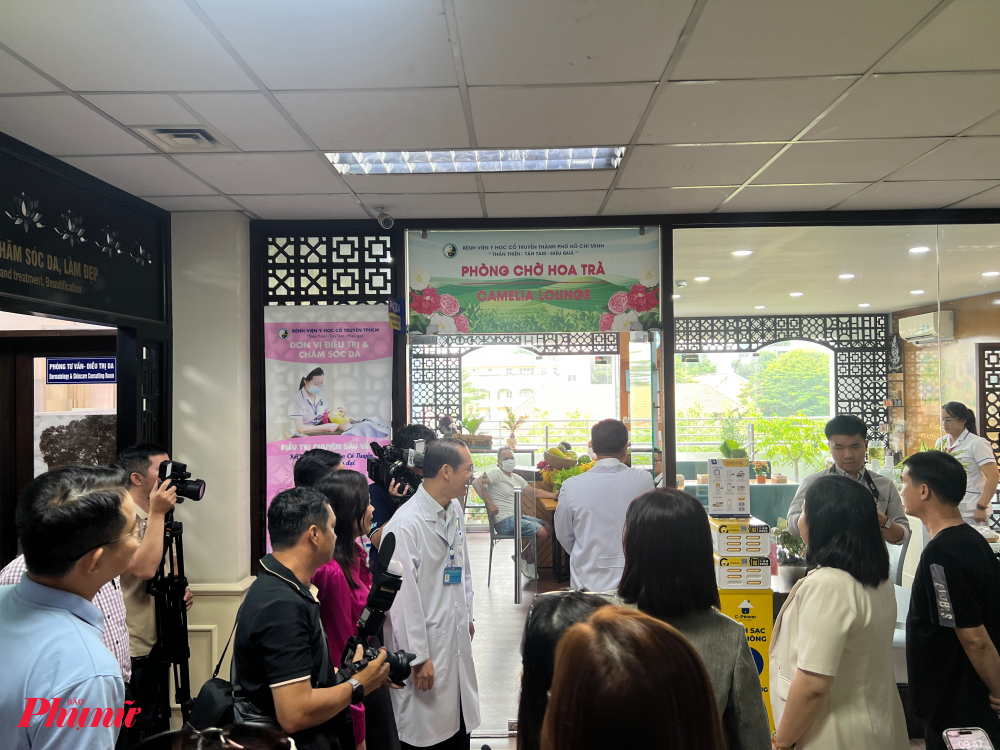 Đoàn khảo sát tham quan khu vực thăm khám chuyên sâu giành cho khách dịch vụ, khách du lịch kết hợp khám chữa bệnh tại bệnh viện Y học Cổ truyền TPHCM.