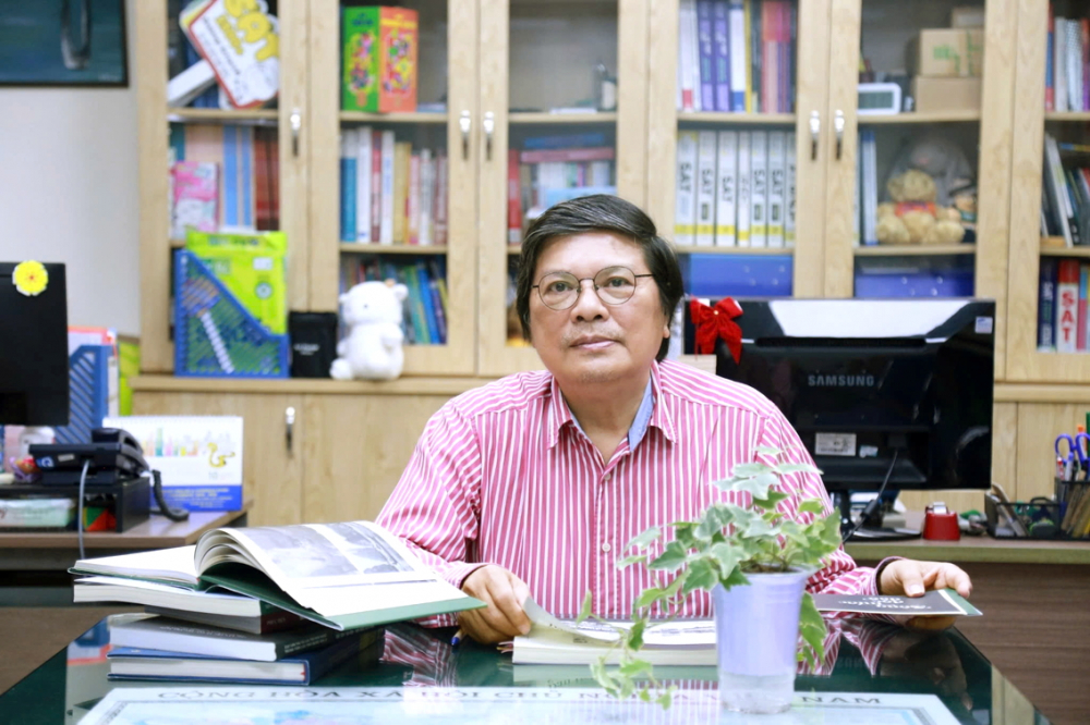 Nhà nghiên cứu Trần Hữu Phúc Tiến miệt mài viết sách về Sài Gòn - TPHCM - ẢNH: ĐỨC TRUNG