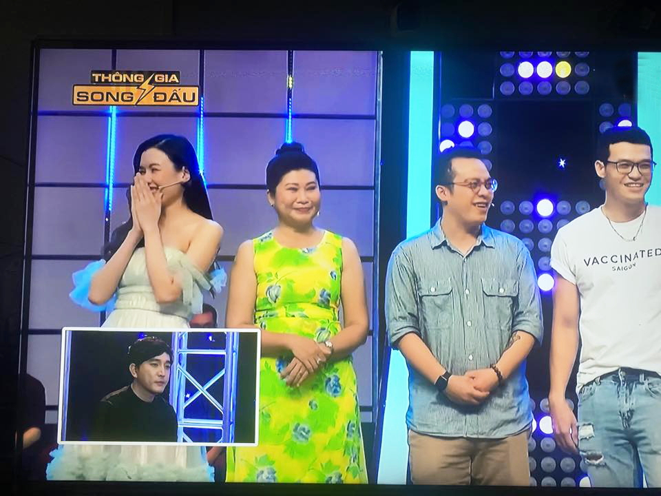 Bà mẹ “nhà gái” đòi chàng trai cởi đồ trong Tứ chiến sui gia (ảnh dưới) bị người xem phát hiện  giống bà mẹ trong chương trình Thông gia song đấu (ảnh trên) phát sóng đã lâu - Ảnh chụp màn hình