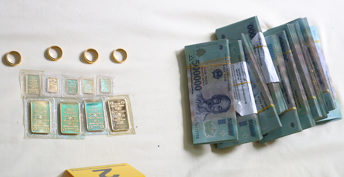 Số tiền, vàng được Cơ quan công an thu hồi. Ảnh: Tiến Tầm