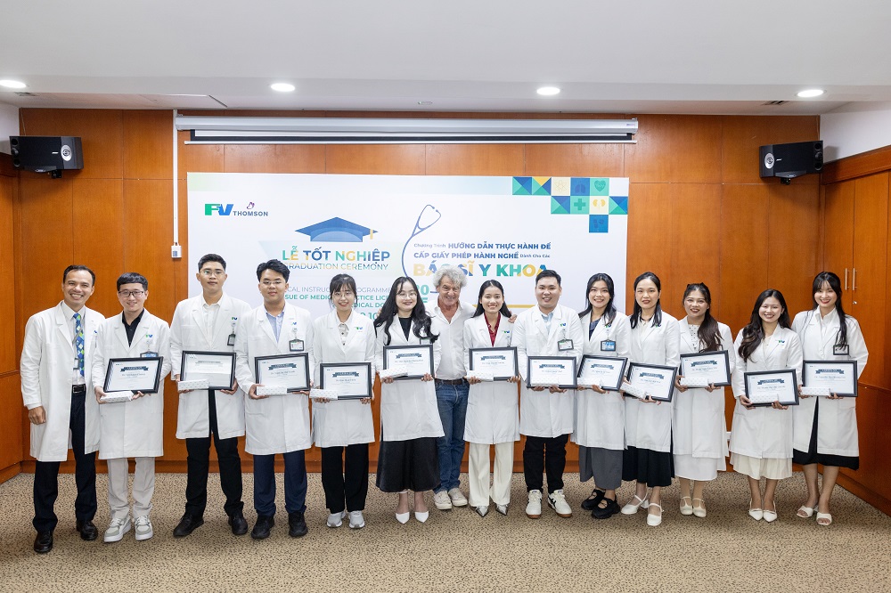 Hình ảnh các học viên khóa đầu tiên hoàn tất chương trình “Hướng dẫn thực hành để cấp chứng chỉ hành nghề dành cho bác sĩ y khoa” tại Bệnh viện FV - Ảnh: FV