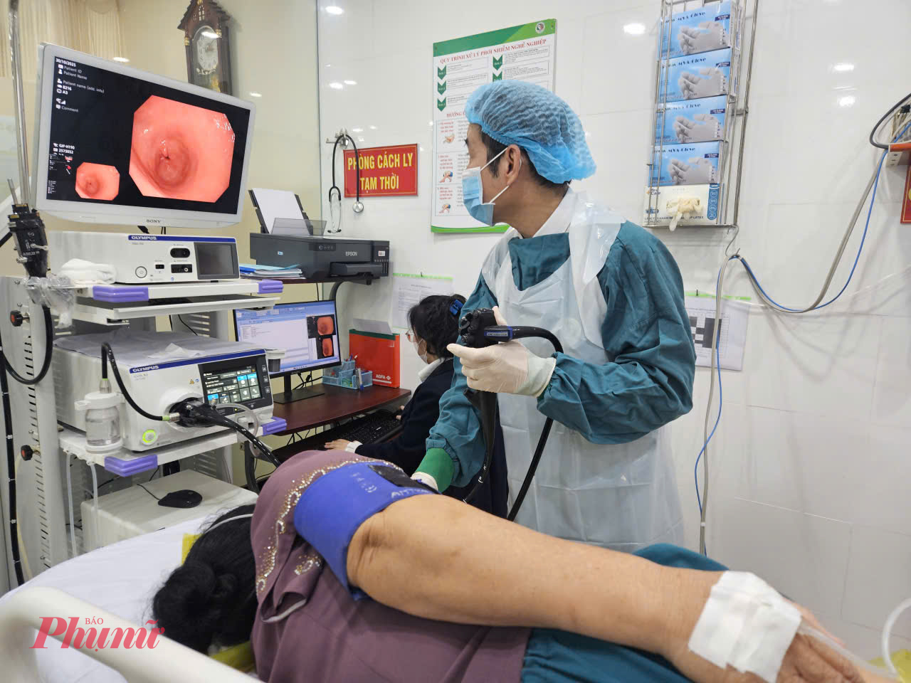 Bác sĩ CK2 Trần Văn Khanh - Giám đốc Bệnh viện Lê Văn Thịnh đang nội soi dạ dày thông qua đường mũi cho bệnh nhân, ảnh Phạm An