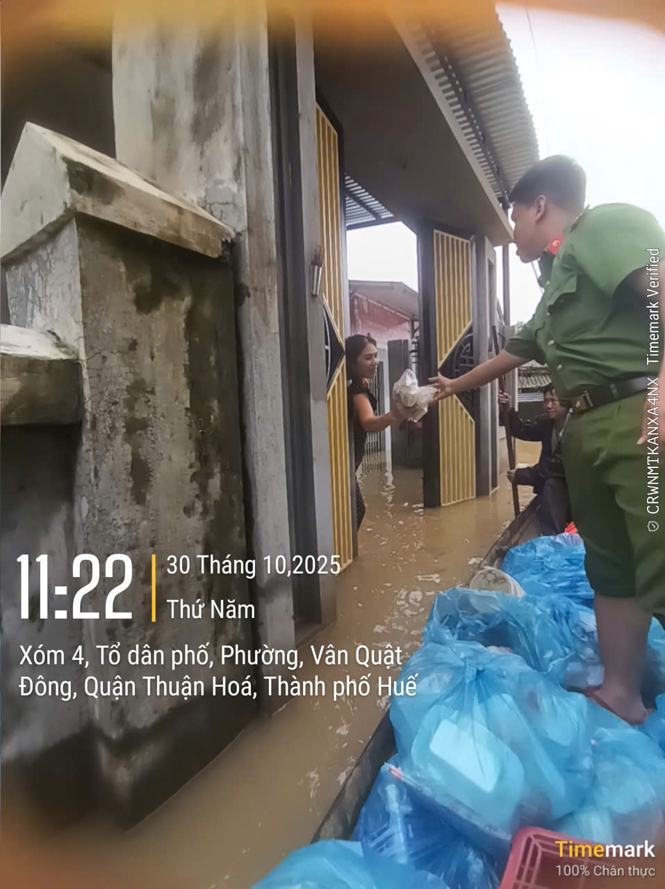 Tinh thần, quyết tâm của các chiến sĩ công an không để ai bị thiếu đói trong lũ