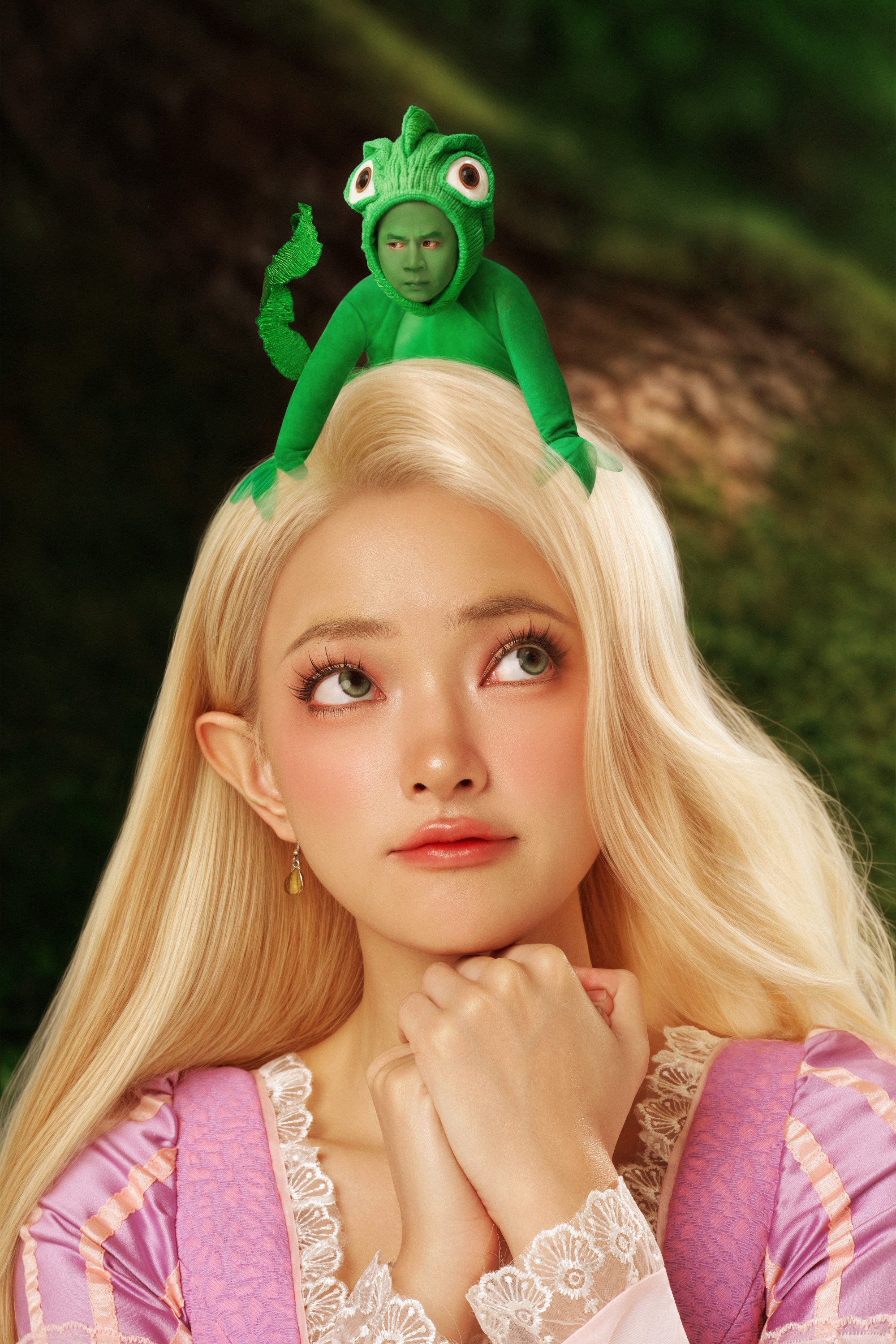  Đặc biệt, toàn bộ bộ ảnh từ khâu lên ý tưởng, trang phục, chụp hình đến hậu kỳ đều được ekip thực hiện thủ công 100%, không sử dụng bất kỳ công cụ chỉnh sửa AI nào, nhằm giữ trọn cảm xúc thật và tinh thần sáng tạo nguyên bản.