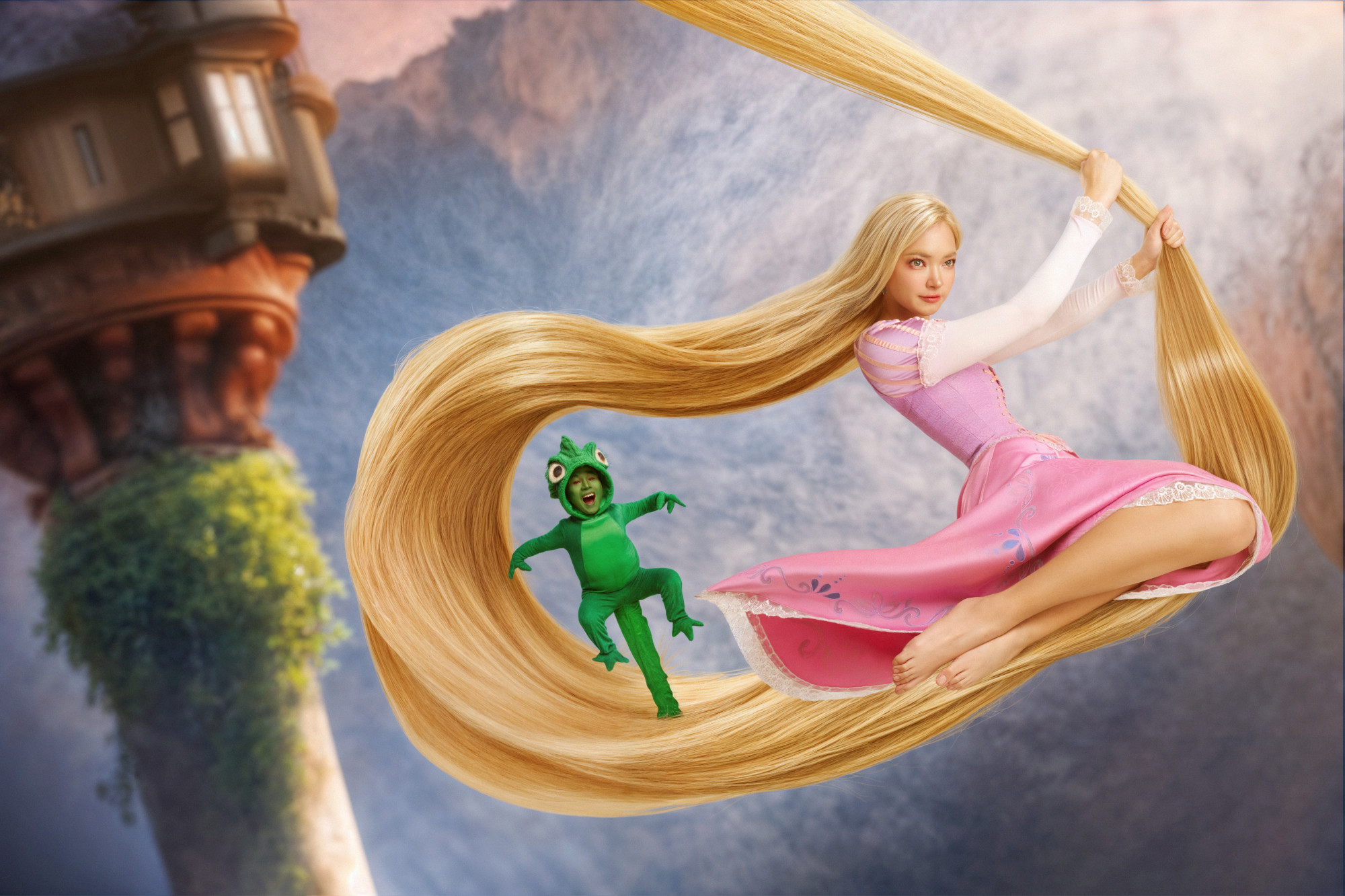 Cặp đôi Rapunzel - Pascal phiên bản ''người thật việc thật'' vừa đáng yêu, vừa sáng tạo, thể hiện tinh thần trẻ trung và sự đầu tư chỉn chu đặc trưng của Châu Bùi trong mỗi concept thời trang.