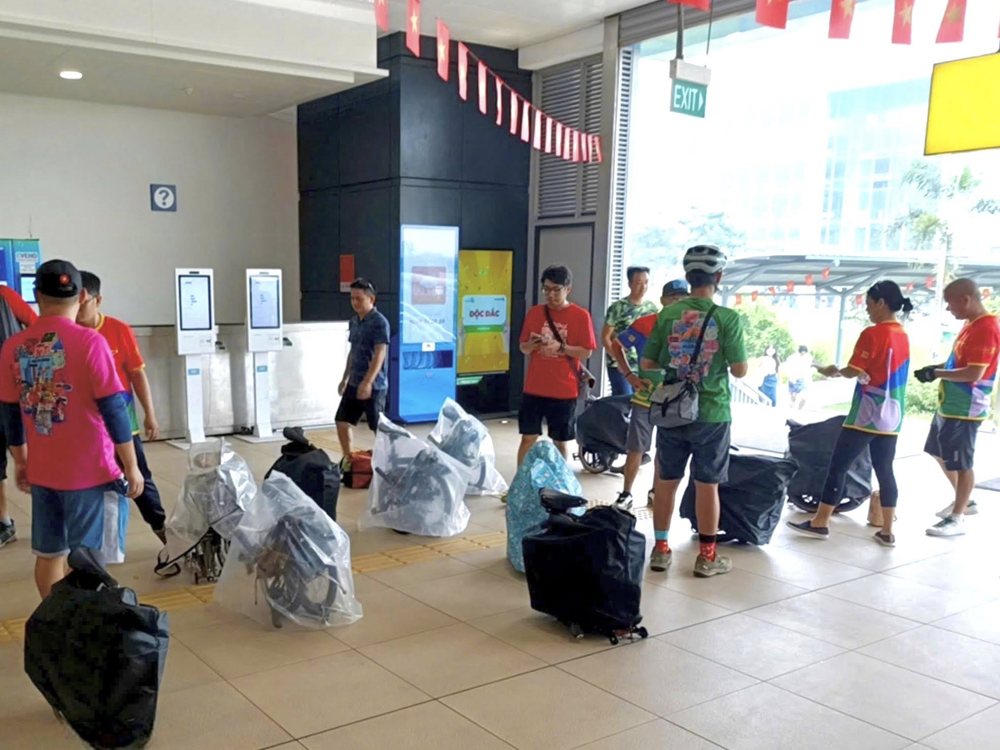 Hành khách mang xe đạp gấp gọn đi tàu metro số 1 - Ảnh: HURC