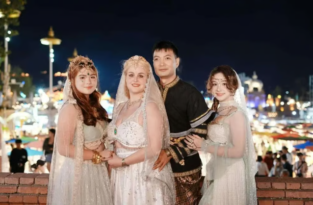 Gia đình 4 người h5nh phúc của Wu và Thomeas