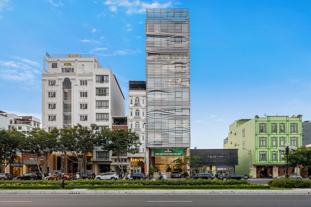 Regal Group có hội sở chính đặt tại 52 - 54 Võ Văn Kiệt, phường An Hải, Đà Nẵng và mạng lưới tự doanh trải khắp Việt Nam