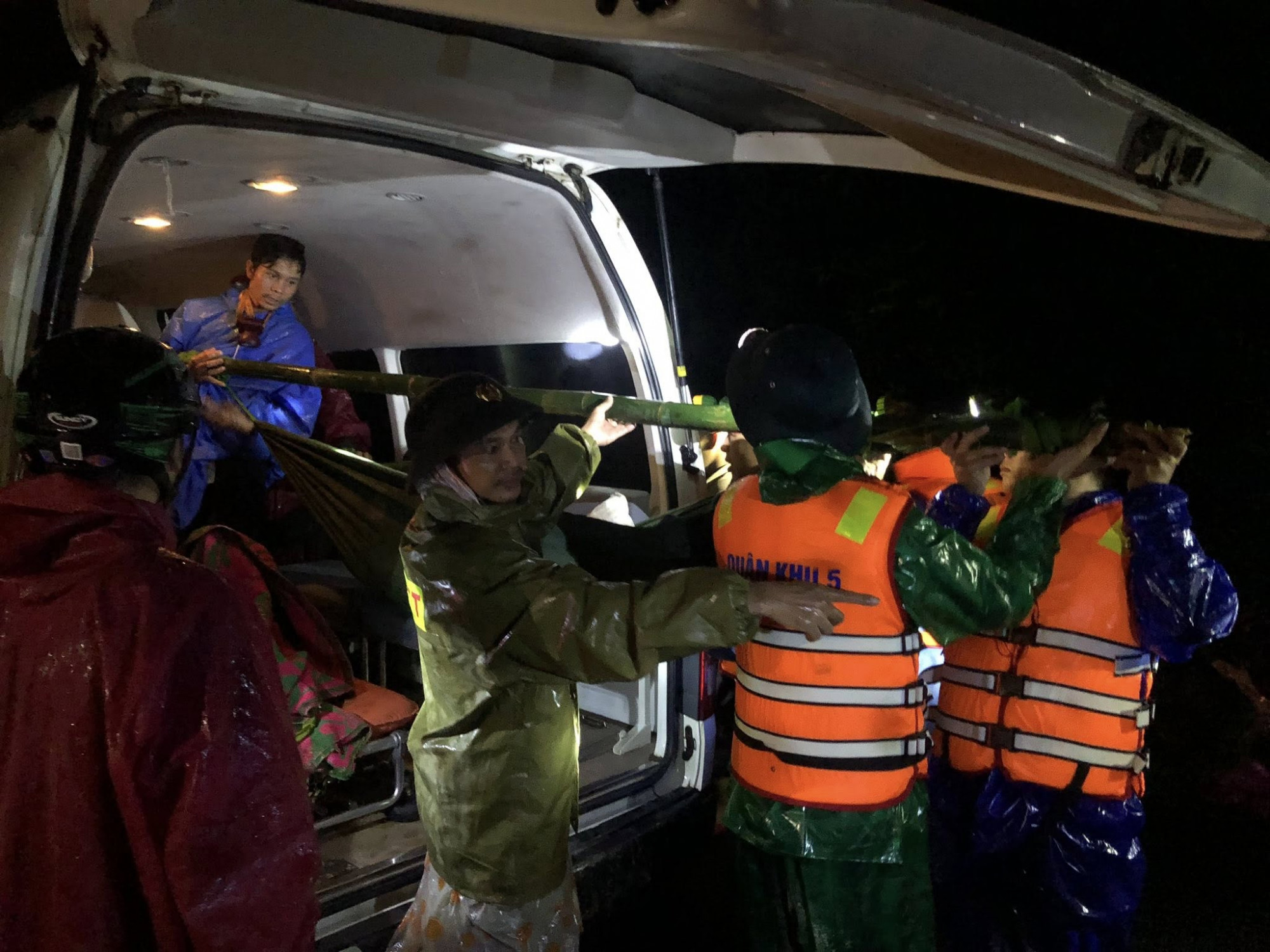 Đoàn người xuyên đêm vượt núi đồi sạt lở gánh người bị thương vượt 20km ra điểm có xe cứu thương để chuyển lên tuyến trên_Ảnh: Công an xã Trà Tân.