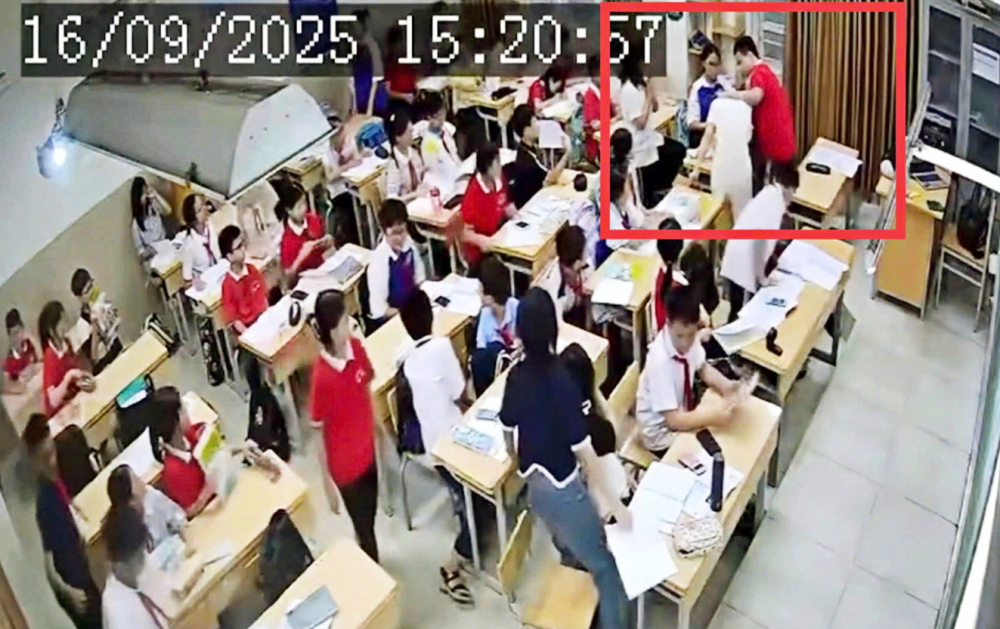 Trước mặt cả lớp, học sinh T.M.T. - lớp Bảy, Trường THCS Đại Kim, Hà Nội - túm tóc, ấn đầu cô giáo xuống - Ảnh cắt từ clip