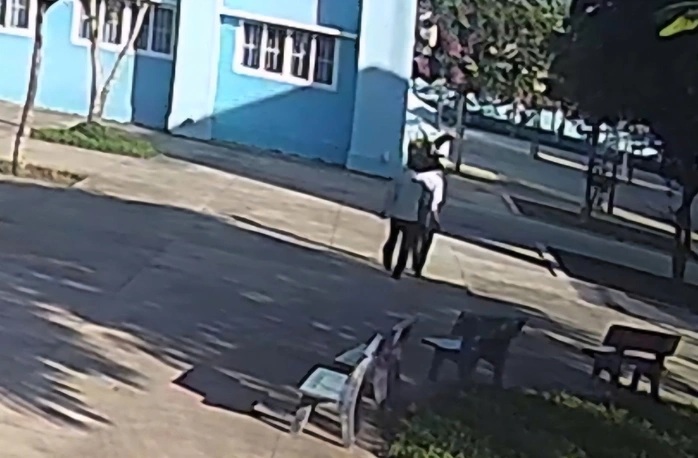 Vụ việc ông Đàng Tảng hành hung đồng nghiệp tại sân trường - Ảnh: B.X.