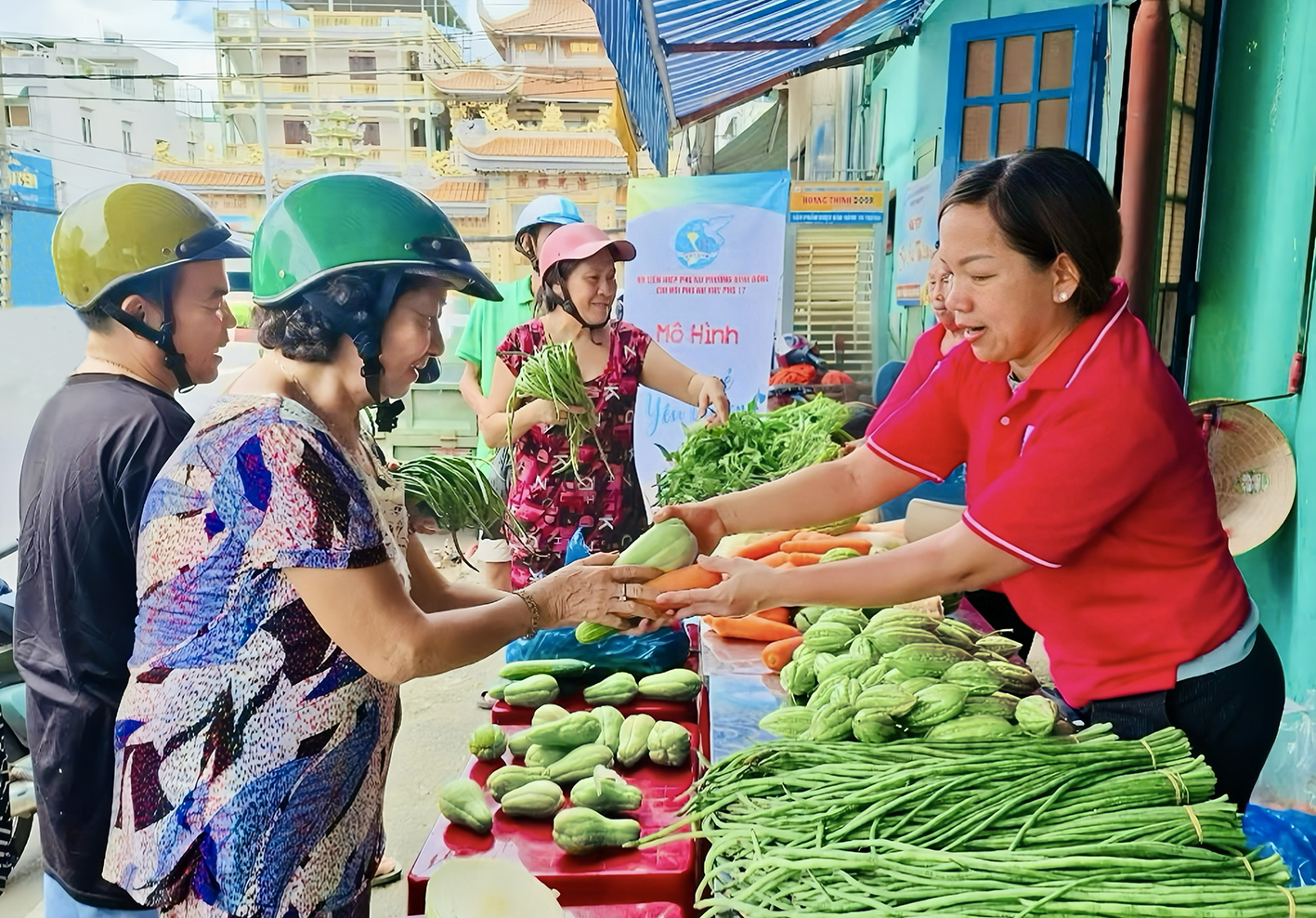 Hội LHPN phường Bình Đông tổ chức điểm đổi rác thải nhựa lấy rau củ 2 lần mỗi tháng, được rất nhiều phụ nữ hưởng ứng