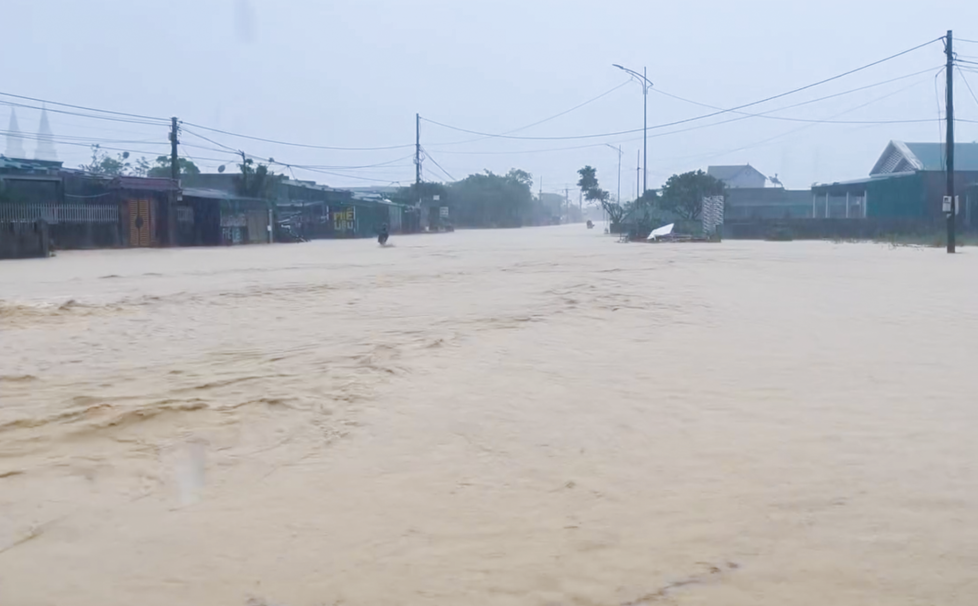 Nhiều tuyến đường ở phường Vũng Áng bị ngập nặng do mưa lớn kéo dài - Ảnh: Khánh Trung