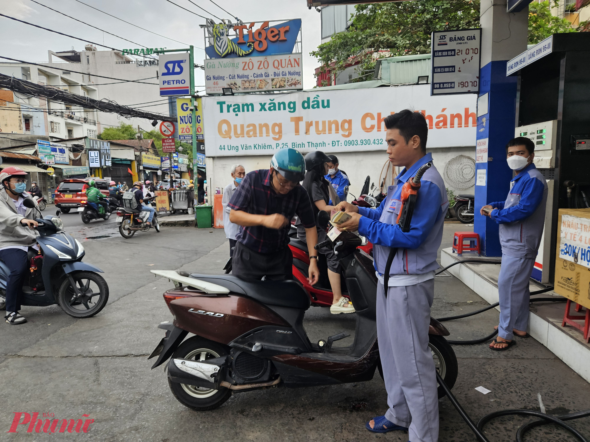 Giá xăng dầu đồng loạt tăng từ 15g chiều 30/10 - Ảnh: Ngọc Thùy
