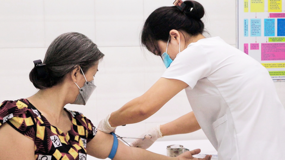 Nhân viên y tế ở phường Thạnh Mỹ Tây, TPHCM chăm sóc sức khỏe cho người dân