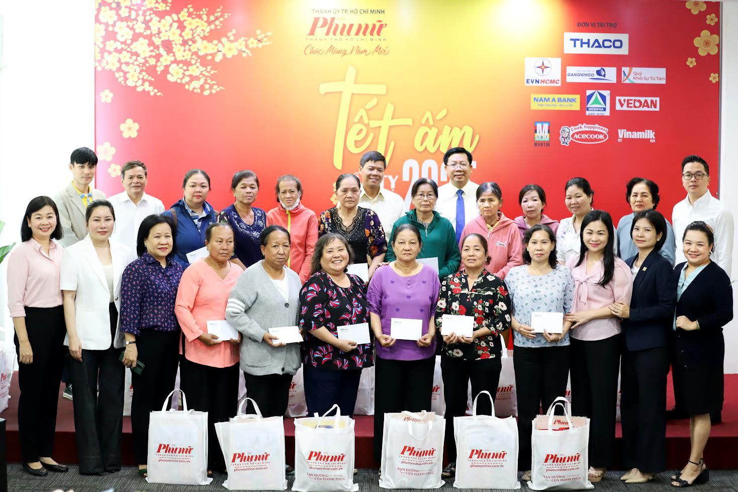 Ban biên tập Báo Phụ nữ TPHCM cùng đại diện các đơn vị tài trợ tặng quà tết cho hội viên phụ nữ, nữ công nhân trong chương trình “Tết ấm Ất Tỵ 2025” - ẢNH: NGUYỄN QUANG