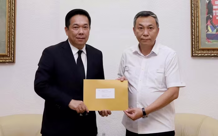 Phó Chủ tịch LĐBĐ Thái Lan chuyển thư xin lỗi của LĐBĐ Thái Lan tới Chủ tịch LĐBĐ Việt Nam Trần Quốc Tuấn (phải). Ảnh VFF