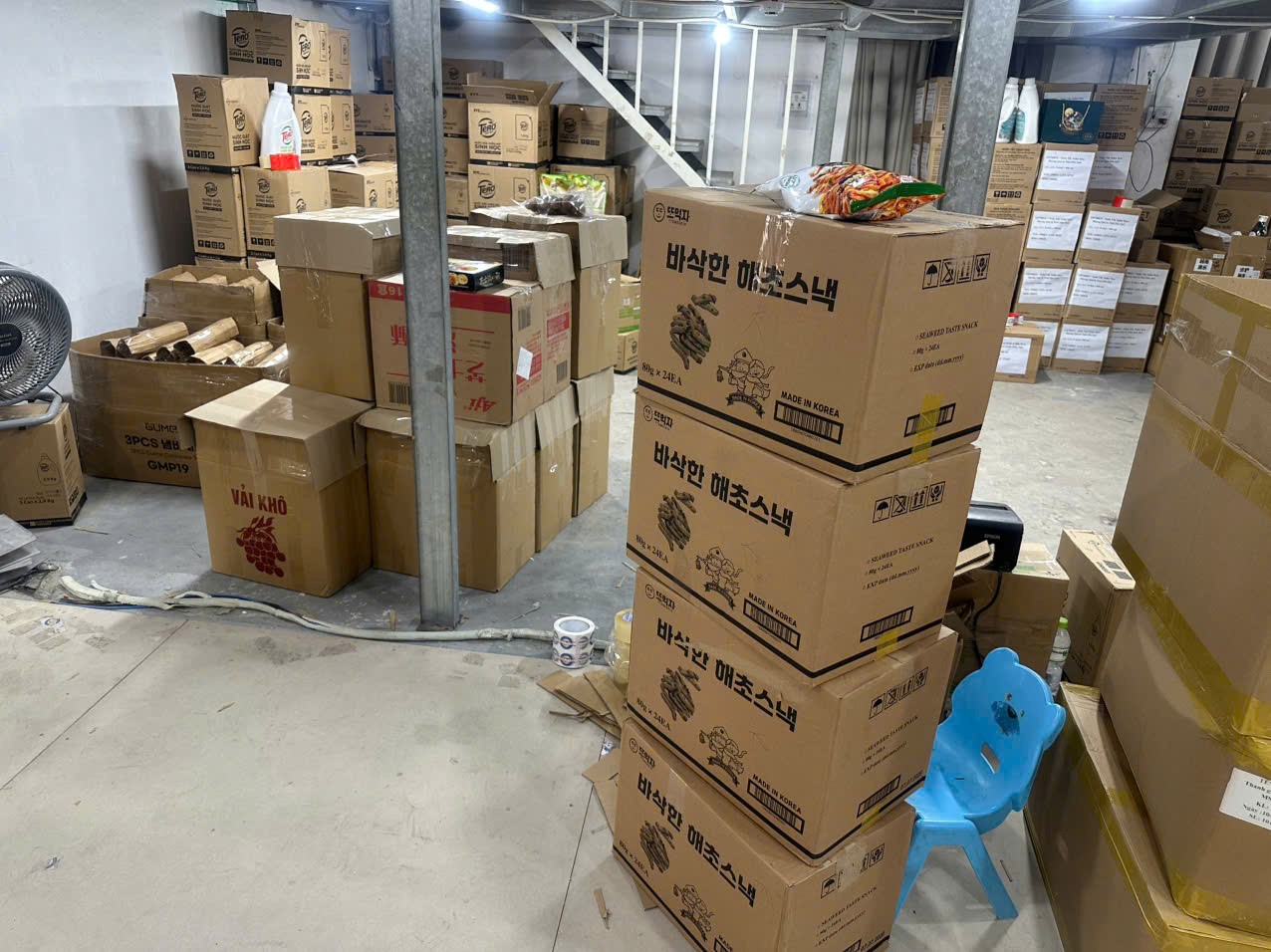 Hơn 1.000 đơn vị sản phẩm 'ba không' tại điểm chứa trữ kinh doanh hàng hóa. Ảnh: QLTT