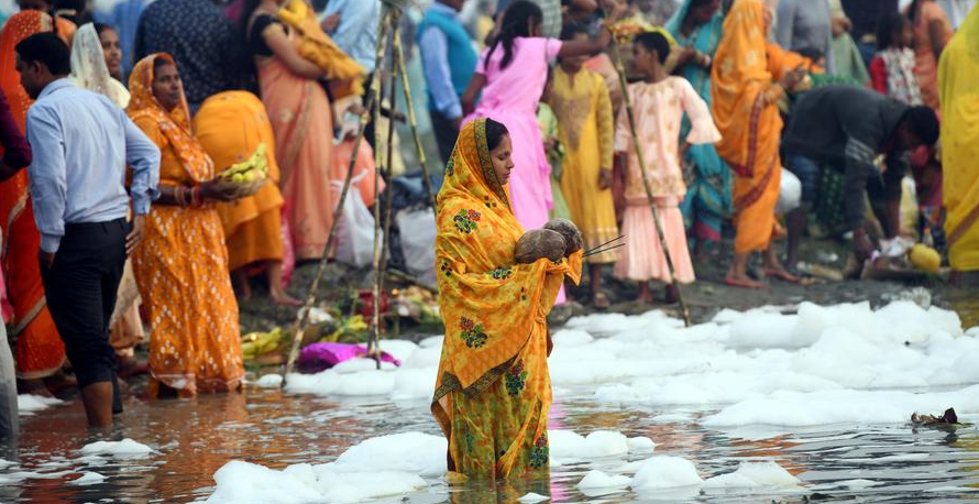 Các vụ tử vong do đuối nước trong dịp lễ hội Chhath Puja của người Hindu ở Ấn Độ xảy ra tại nhiều sông, ao hồ trong quá trình người dân thực hiện nghi lễ tắm gội, cầu nguyện dưới nước.