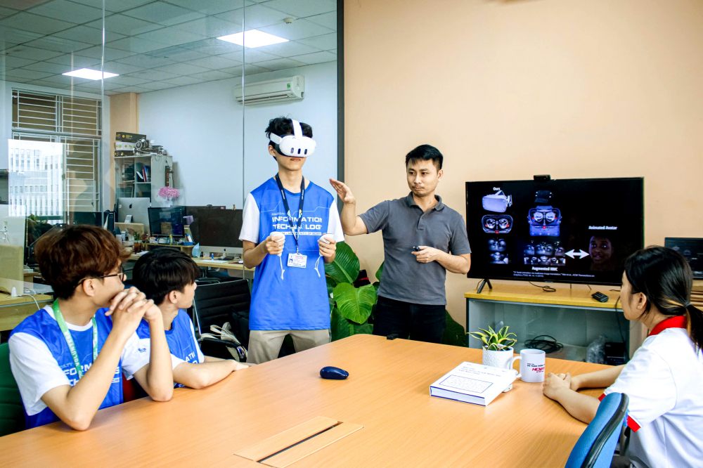 Khó đào tạo nhân lực chất lượng cao: Vướng ở đâu? Sinh viên ngành khoa học máy tính, Trường đại học Khoa học tự nhiên thuộc Đại học Quốc gia TPHCM trong giờ học thực hành ẢNH: NGUYỄN LOAN