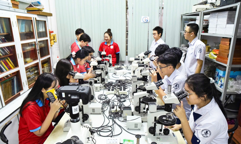 Khó đào tạo nhân lực chất lượng cao: Vướng ở đâu? Học sinh Trường chuyên THPT Trần Đại Nghĩa được sinh viên ngành khoa học máy tính, Trường đại học Khoa học tự nhiên thuộc Đại học Quốc gia TPHCM hướng dẫn tham quan, trải nghiệm về ngành học