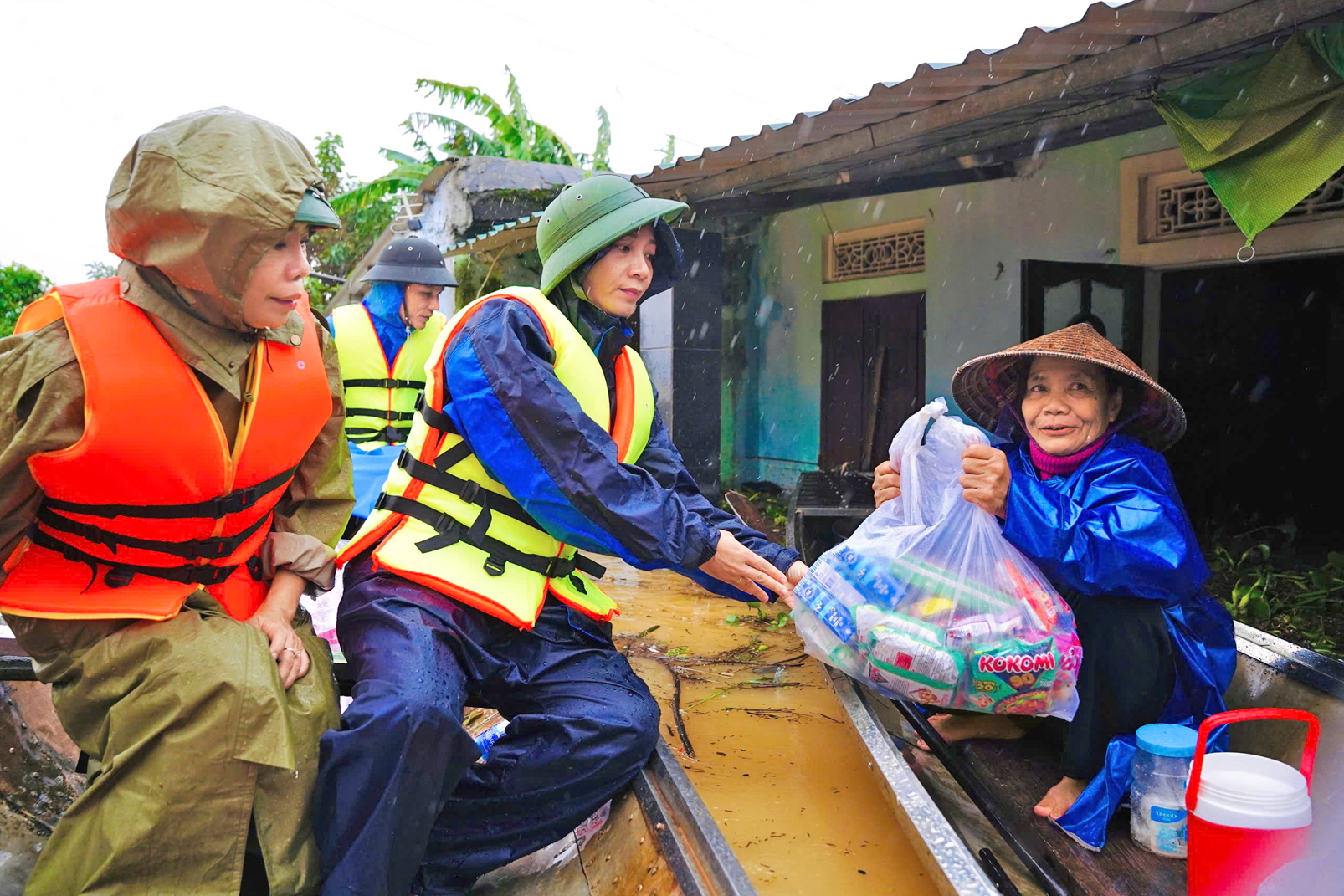 Các lực lượng chức năng đến hỗ trợ nhu yếu phẩm cho bà con bị lũ cô lập ở làng Thanh Thủy Chánh (phường Thanh Thủy, TP Huế) - ẢNH: THUẬN HÓA