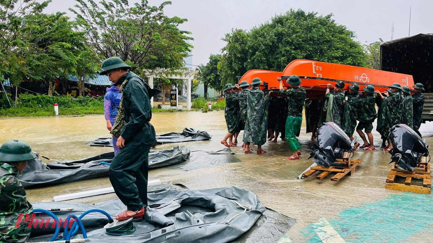 Quân đội tập kết trên QL1A đoạn phường Điện Bàn Bắc để đi vào các vùng ngập ứng cứu người dân