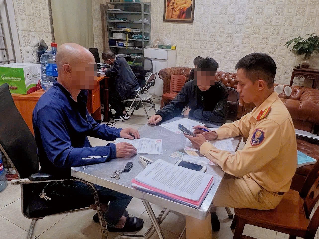 CSGT làm việc với chủ xe, đồng thời là bố của người vi phạm. Ảnh: Công an cung cấp.