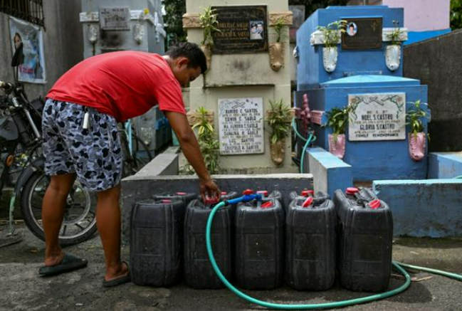 Cuộc sống tạm bợ ở những ngôi mộ khiến nhiều người chật vật với điện nu71c